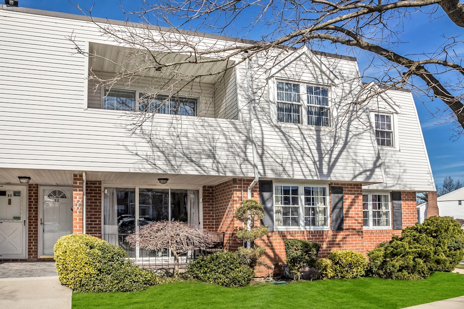 92 Palo Alto Drive, Plainview, NY 11803, Presented by Katarzyna Doherty